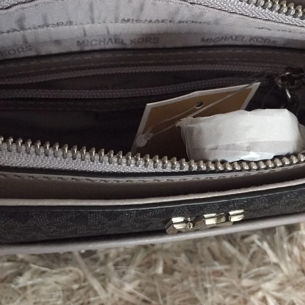 Michael Kors Gloria Pocket Swing Pack Crossbody